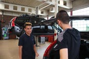 Mosaver Safi in der Werkstatt seines künftigen Lehrmeisters in Oberuzwil.