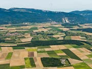 Plastik-Folien werden auch im Ackerbau viel verwendet, bleiben aber oftmals liegen. (Bild: KEYSTONE/ALESSANDRO DELLA BELLA)