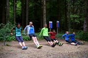 Kraftübungen sind für über 40-Jährige wichtig, wie hier etwa in einem Vitaparc. (Bild: Anthony Anex/Keystone, Biel, 14. Mai 2018)