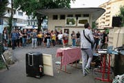 Manu Luis bei der ersten Intervention des Krautfestivals am Luzerner Bundesplatz. (Bild: PD/Sabina Oehninger)