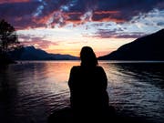 Länger draussen sitzen dank späterem Sonnenuntergang: Litauer mögen die Sommerzeit. (Bild: KEYSTONE/ANTHONY ANEX)