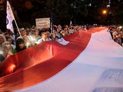 Rund tausend Personen demonstrierten in Polen bis spät in die Nacht auf Mittwoch gegen die Verabschiedung eines Gesetzes, mit dem der Chef des Obersten Gerichtshofes schneller neu besetzt werden kann. (Bild: KEYSTONE/EPA PAP/TOMASZ GZELL)