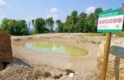 nfotafeln machen Besucherinnen und Besucher des Naturschutzgebietes auf das richtige Verhalten aufmerksam. (Bild: Philipp Stutz)