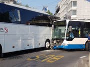 Bild der beiden Busse, im Hintergrund das UBS-Gebäude. (Bild: Simon Mathis).