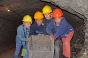 Zuger Schüler sind im Rahmen des Zuger Ferienpasses ins Bergwerk Käpfnach in der Gemeinde Horgen am linken Zürichseeufer eingefahren.