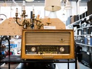Brockenhäuser machen sich chic für neue Kundensegmente: Altes Radio im Berner Brocki. (Bild: KEYSTONE/PETER KLAUNZER)