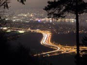 Ein 46-jähriger betrunkener Italiener auf Kokain fuhr im April durch vier Kantone - auf der falschen Seite der Autobahn. Nur mit Glück kam niemand zu Schaden. Für seine Aktion büsst er nun schwer. (Bild: KEYSTONE/GAETAN BALLY)