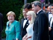   The importance on the red carpet: the Chancellor Angela Merkel and her husband Joachim Sauer, the Dutch Prime Minister Mark Rutte, Karin Baumüller-Söder and her husband, Bavarian Prime Minister Markus Söder (from left to right), arrive at the Richard Wagner Festival Theater. (Photo: KEYSTONE / EPA / RONALD WITTEK) 