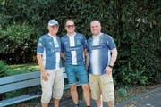 Ein 70-jähriger Fan ist mit seinen Söhnen angereist. (Bild: Livia Grob)