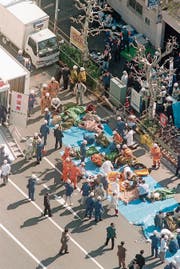 Giftgasanschlag auf die Tokioter U-Bahn vor 23 Jahren: Opfer werden versorgt. Archivbild: Kyodo News via AP (Tokio, 20. März 1995)