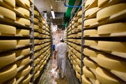 Blick in eine Gruyère-Käserei in der Gemeinde Ballens VD. (Archivbild: Gaetan Bally/Keystone)
