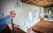 Blick auf sein nächstes Bauobjekt: Architekt Gabriel Müller auf der Empore der St.-Laurentius-Kirche. Hinter dem Altar ist das wertvolle Glasgemälde aus dem 14.Jahrhundert zu sehen. (Bild: Andrea Stalder)