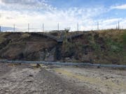 Die Böschung wurde ausgeschwemmt und das Erdreich auf die A1 gespült (Bild: Kapo)