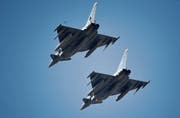 Zwei Eurofighter während eines Testfluges. (Bild: Ralf Hirschberger/DPA)