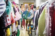 Marion und Frithjof Gasser im Kostümfundus: Abgesehen von den Fräcken näht Marion Gasser sämtliche Kostüme selber. (Bild: Reto Martin)