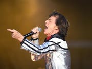 Mick Jagger, hier bei einem Auftritt mit den Rolling Stones im Mai in London, wird heute 75. (Bild: KEYSTONE/EPA/FACUNDO ARRIZABALAGA)
