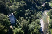 Der natürliche Schutz lockte Burgenbauer ans Sitterufer. Von einst drei Festungen thront heute nur noch die Ruine Ramschwag über dem Fluss. (Bild: Benjamin Manser)