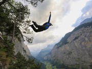 Das Lauterbrunnental mit seinen Felswänden zieht Basejumper aus aller Welt an. Immer wieder kommt es aber auch zu Unfällen. (Bild: KEYSTONE/PHOTOPRESS/ANTHONY DEMIERRE)