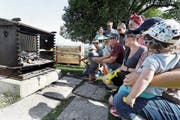 Dieses Jahr werden die Würste auf dem Josefsgütsch auf einem Gas-Grill gebrätelt. (Bild: Werner Schelbert (Neuheim, 1. August 2017))
