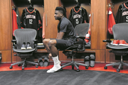 Clint Capela ist nachdenklich: Geht sein Vertragspoker auf? Bild: Bill Baptist/Getty (Houston, 28. Mai 2018)