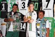 Im Gladbach-Zimmer vom Wattwiler Kutten-König Andreas Schröder und seiner deutschen Frau Biggi nimmt der lebensgrosse Granit Xhaka einen Ehrenplatz ein. (Bild: Urs Huwyler)