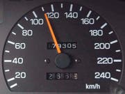 Ein 23-jähriger Autofahrer ist im bernischen Ipsach innerorts mit 111 km/h in eine Radarfalle getappt. Er wird sich wegen eine Raserdelikts vor der Justiz verantworten müssen. (Bild: KEYSTONE/WALTER BIERI)