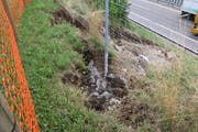 Das Wasser hat viel Erdreich weggespült. Der Schaden wird vorerst nicht behoben.