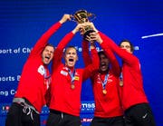Feiern den Sieg: Die Schweizer Max Heinzer, Lucas Malcotti, Michele Niggeler und Benjamin Steffen (Bild: EPA/ALEKSANDAR PLAVEVSKI)