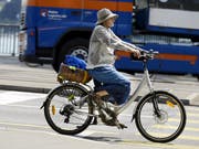 Auch regelmässige Fahrten mit dem E-Bike können die Fitness verbessern. Dies hat eine Studie Basler Forscher im Rahmen der Aktion «Bike to Work» gezeigt. (Bild: KEYSTONE/WALTER BIERI)