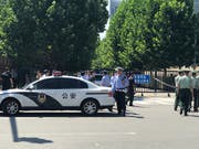 Nach einer Explosion vor der US-Botschaft in Peking ist das Gelände von chinesischen Sicherheitskräften abgesperrt worden. (Bild: KEYSTONE/AP/ANDY WONG)