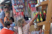 In vielen Kantonen gilt absolutes Feuerverbot. Deshalb verzichtet beispielsweise die Migros Ostschweiz auf den Verkauf von Feuerwerk. (Bild: Archiv)