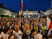 Erneut sind zahlreiche Personen in Polen - wie hier im Bild in Warschau - auf die Strasse gegangen, um gegen eine Justizreform zu protestieren. (Bild: KEYSTONE/AP/ALIK KEPLICZ)