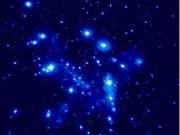 Das Schwarze Loch im Zentrum unserer Galaxie und die Gruppe von Himmelskörpern, die es umkreisen. Astronomen haben daran die Gravitationsrotverschiebung nachgewiesen. Sie ist eine weitere Bestätigung für Einsteins Relativitätstheorie. (Bild: Observatorium Paris/Lesia)