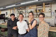 Von Links: Mike Walker, Betriebsleiter Restaurant Parterre, SP-Grossstadtrat Mario Stübi, Mirjam Landwehr und Grünen Grossstadträtin Noëlle Bucher bei der Medienorientierung im Restaurant Parterre. (Bild: Norbert Jäger (Luzern, 26.Juli 2018))