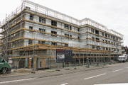 Noch ist der Eschliker «Lindenacker» eine Baustelle. Ende Jahr zieht hier - unter anderen – die Raiffeisen ein. (Bild: PD)
