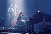 Melody Gardot konzentrierte sich im KKL wohltuend ganz auf die Musik. (Bild: Pius Amrein, 25. Juli 2018)