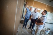 Schulleiter Michele Miani, Vizeschulpräsident Markus Blättler und Architekt Salvatore Bisignano diskutieren über Korkwände im Schulhaus Schreiber. (Bild: Andrea Stalder)