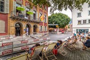 Nach der Renovation der Schützengasse wird im Bereich vor dem Theater Uri unter der neuen Pflästerung eine Zeitkapsel mit Texten von Benützern eingegraben. (Bild: Angel Sanchez (Altdorf, 21. Juli 2018)