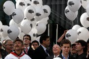SVP-Anlass zur Ausschaffungsinitiative mit Christoph Blocher (4. von rechts) kurz vor der Volksabstimmung im November 2010. (Bild: Alessandro Della Bella, Keystone)