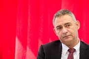 Mauro Capozzo, Leiter des Schweizer Standorts von Swiss Krono, nimmt den Hut. (Bild: Eveline Beerkircher, Menznau, 20. August 2015)
