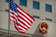 Die amerikanische Flagge vor einem Gebäude in Beijing (Bild: AP Photo/Mark Schiefelbein, Pool, 27. Juni 2018)