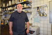 In der Küche des Restaurant Toggistübli bereitet Hugo Müller täglich die Speisen für den Mahlzeitendienst zu. (Bild: Gianni Amstutz)