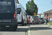 Die Autos stauten sich unter anderem vor dem Dorf Lütisburg (Bild: Ruben Schönenberger)