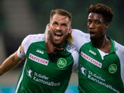 St. Gallens Roman Buess (links) wird von Ashimeru für sein Tor bejubelt (Bild: KEYSTONE/MELANIE DUCHENE)