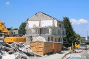 Wo jetzt noch ein Teil des Martin-Blocks steht, beginnt schon bald der Aufbau eines neuen Migros-Gebäudes. (Fabian Egger)