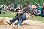 Am 5. August steigen in Göschenen Frauen und Mädchen ins Sägemehl. (Bild: René Nussbaumer)
