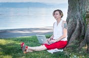 Bei schönen Wetter schreibt Joanna Rutko-Seitler auch gerne im Freien. (Bild: Andrea Stalder)