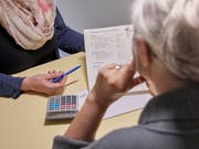 Fast die Hälfte der Nachfragen nach Krediten stammen in der Schweiz von ausländischen Staatsbürgern (Symbolbild). (Bild: KEYSTONE/CHRISTOF SCHUERPF)