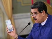 Venezuelas Präsident Nicolás Maduro hat am Mittwoch eine Währungsreform in seinem von Mega-Inflation geplagten Land angekündigt und gleichzeitig neue Banknoten vorgestellt. (Bild: KEYSTONE/MIRAFLORES PRESS OFFICE /HANDOUT)