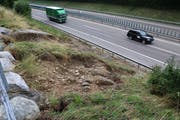 Wie das beschädigte Autobahnbord provisorisch saniert wird, ist derzeit noch Gegenstand technischer und ökonomischer Abklärungen. (Bilder: Hans Suter)